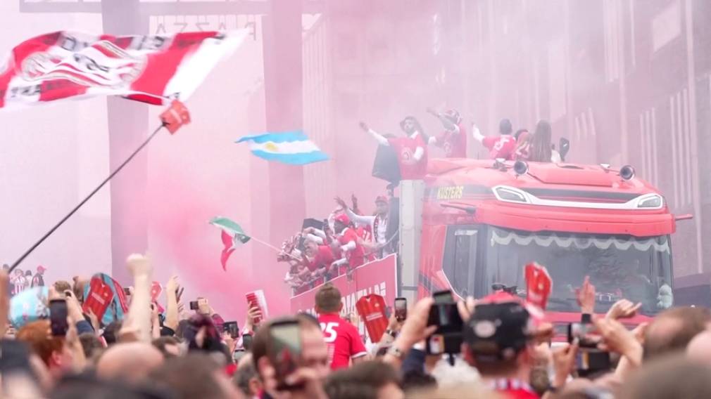 Au devenit campioni la fotbal și s-au plimbat cu un camion. Unde e asta?