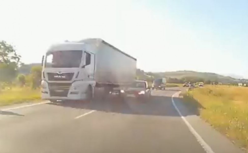 VIDEO. Depășire criminală a unui camion în curbă și în timp ce o altă mașină venea pe constrasens