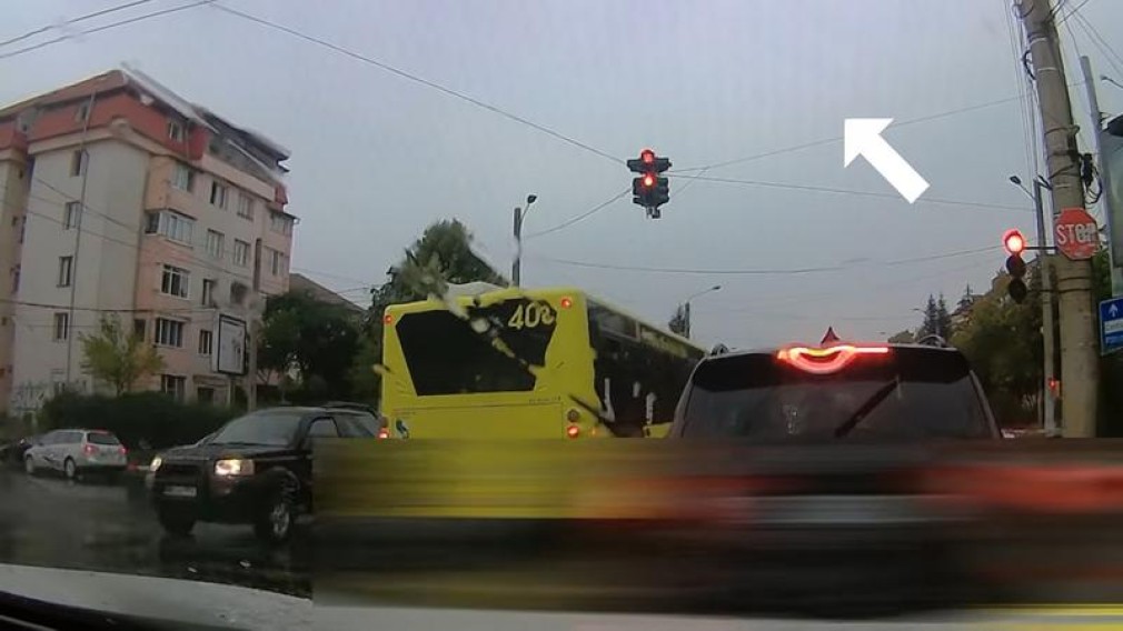 VIDEO Un autobuz intră pe roșu în intersecție. Claxonează să aibă loc pe pista de biciclete
