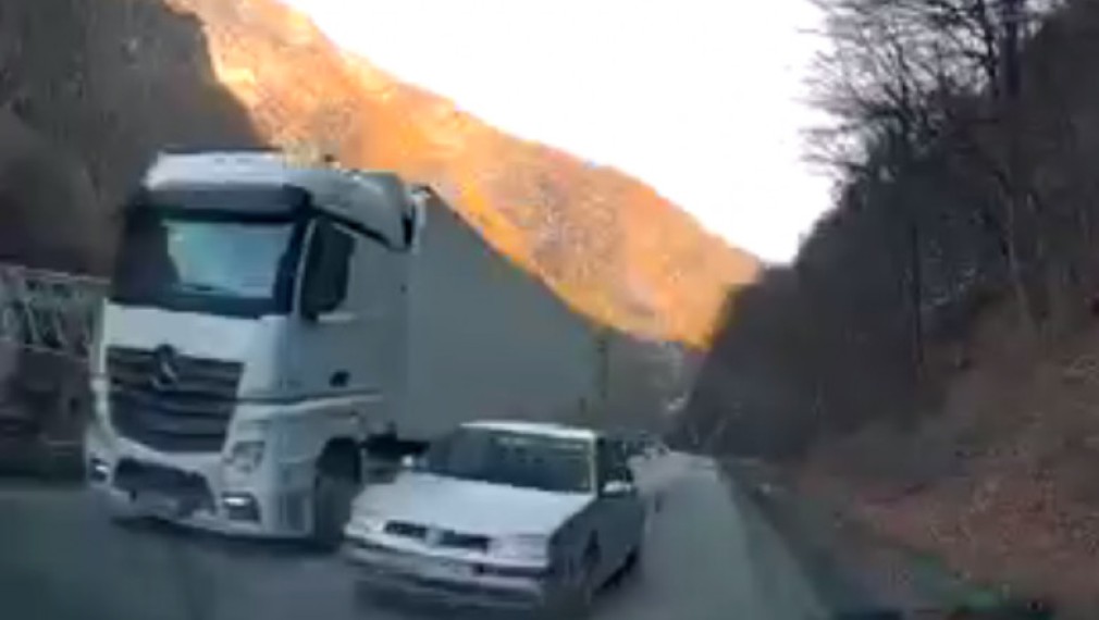 VIDEO A frânat ca să își salveze copiii după ce un șofer a depășit la limită un camion