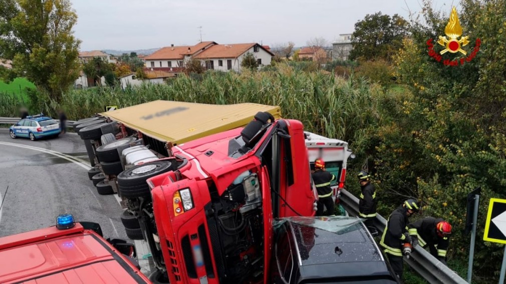 Un camion condus de un român s-a răsturnat peste o ambulanță: doi morți