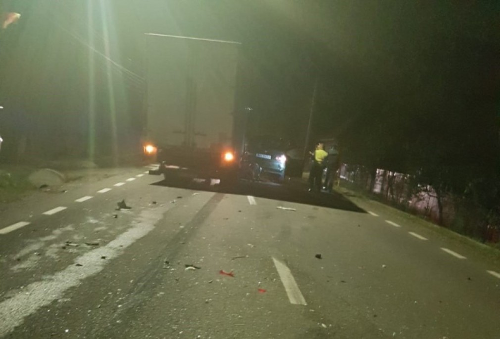 Drum blocat și o persoană rănită după coliziunea cu un camion