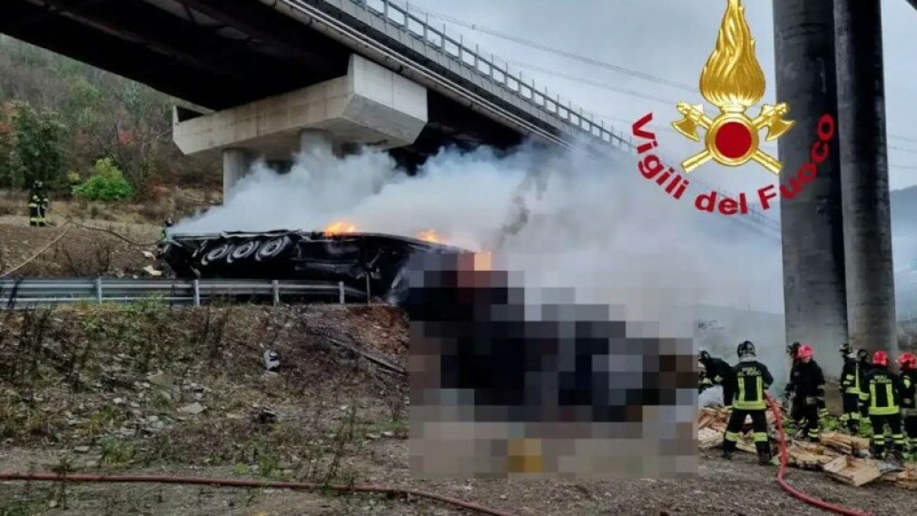 VIDEO Un camion explodează pe o autostradă din Italia. Șoferul nu are nicio șansă