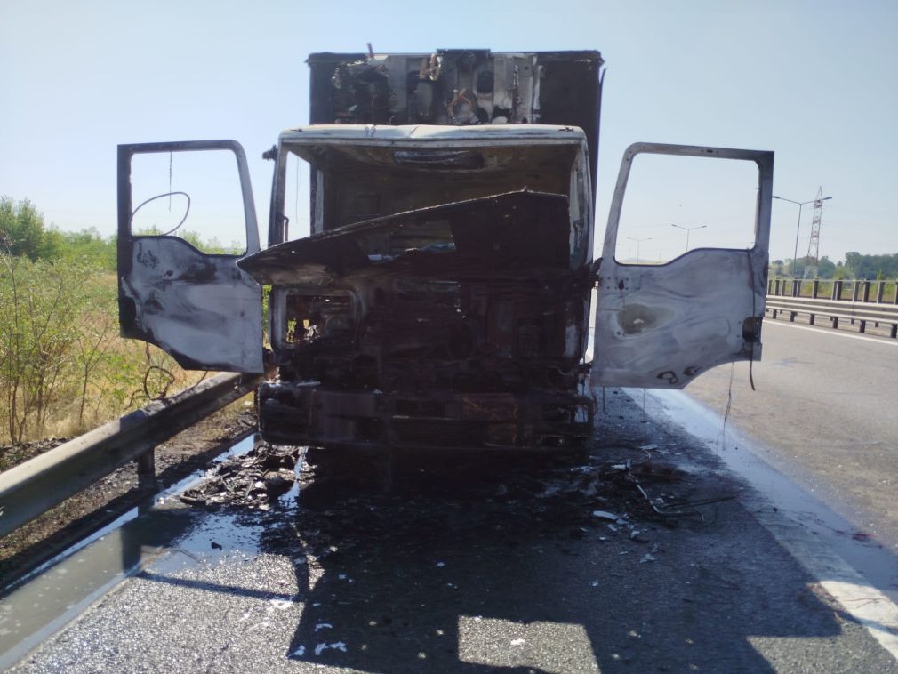 Un camion a luat foc pe autostrada Transilvania