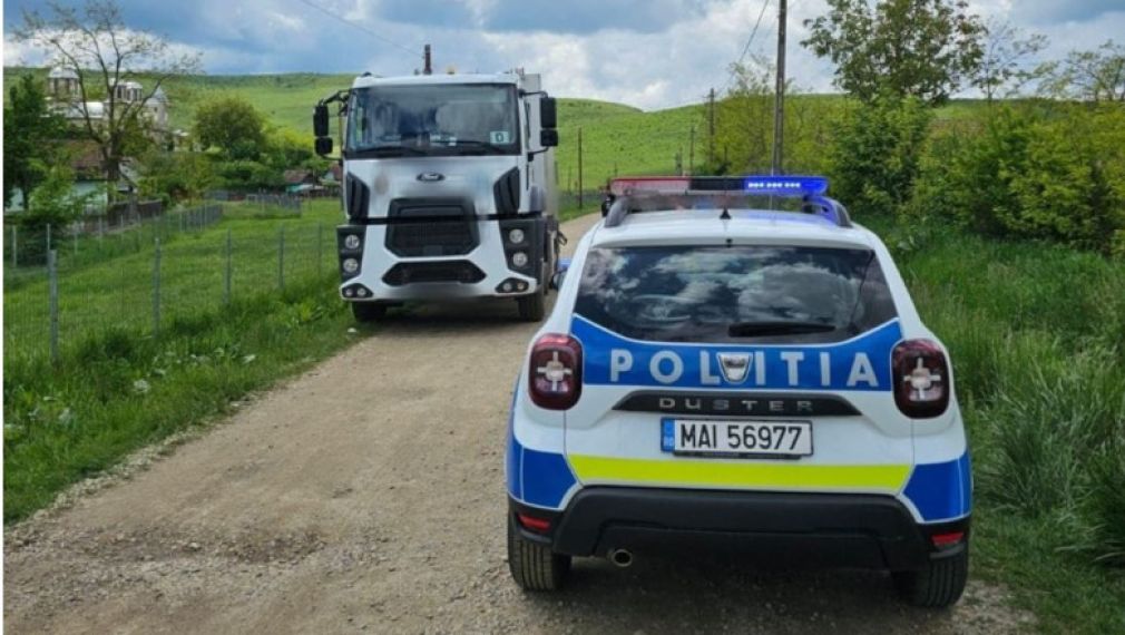 Femeie și un copil loviți mortal de camion după ce au căzut din căruță