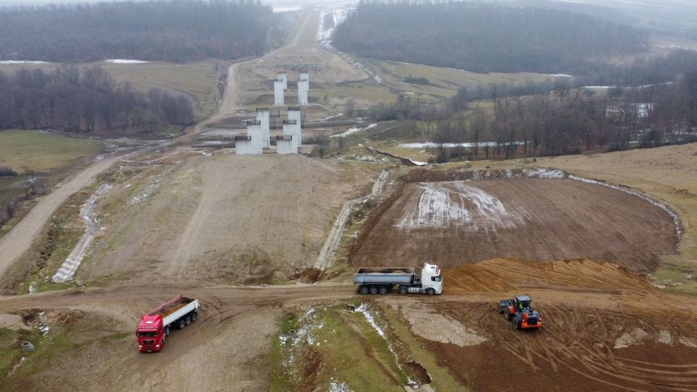Câți kilometri de autostrăzi și de drumuri pietruite are România?