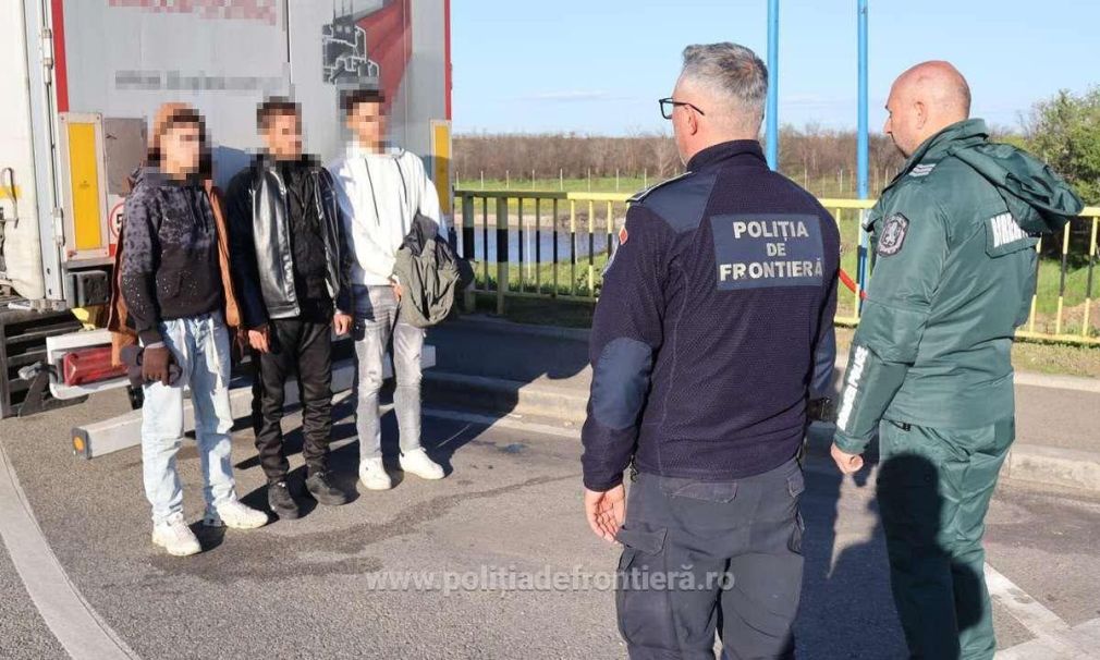 Trei egipteni, descoperiți ascunși într-un camion
