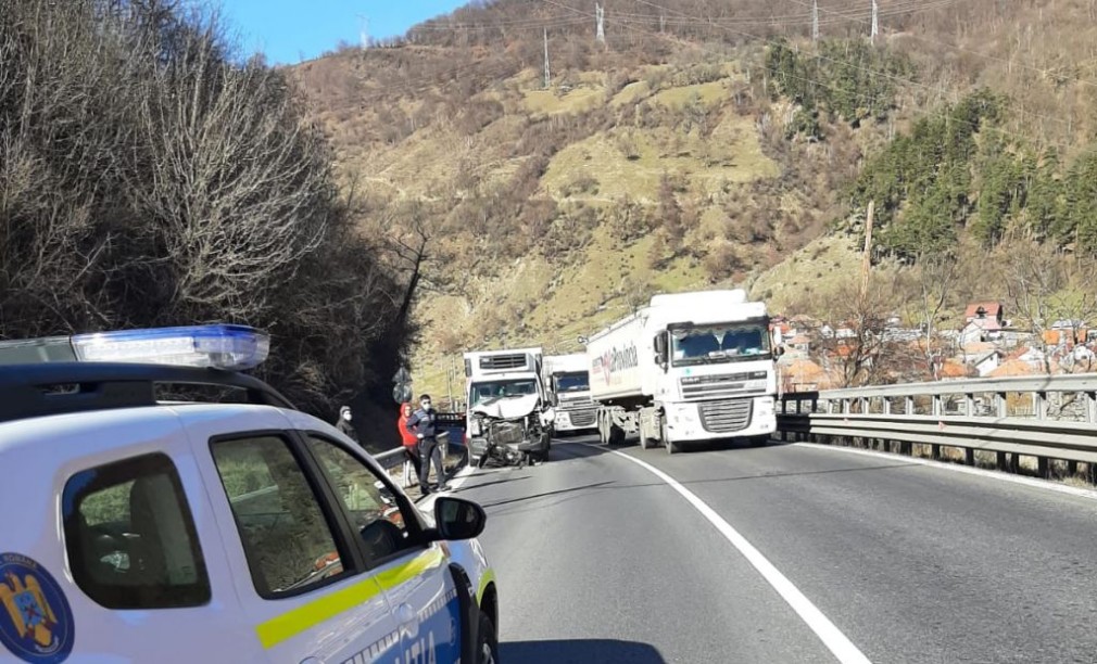 Accident între un camion și o autoutilitară pe Valea Oltului