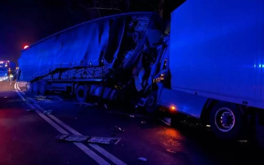 Coliziune între două camioane pe Valea Oltului. Un şofer e mort, altul în stare gravă