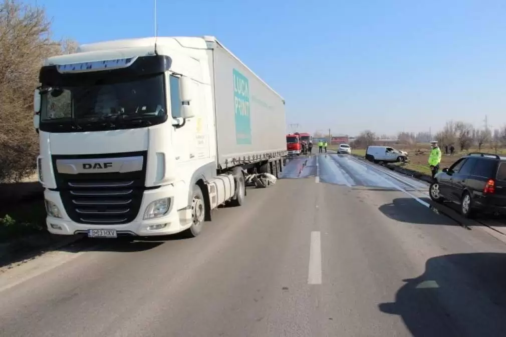 Șofer încarcerat după ce autoutilitara pe care o conducea a intrat într-un camion