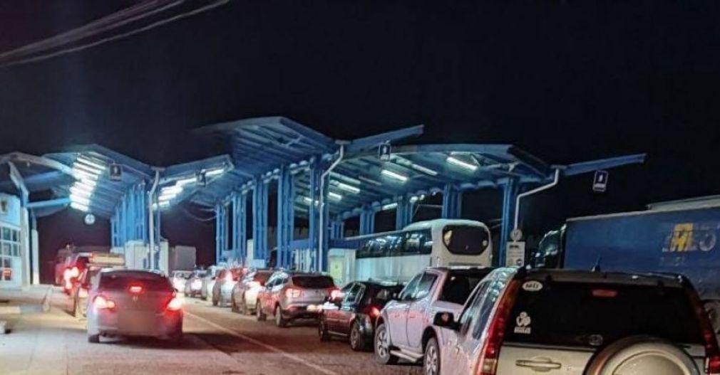 7 ucraineni, descoperiți într-un camion cu alcool. Șoferul a încasat mii de euro