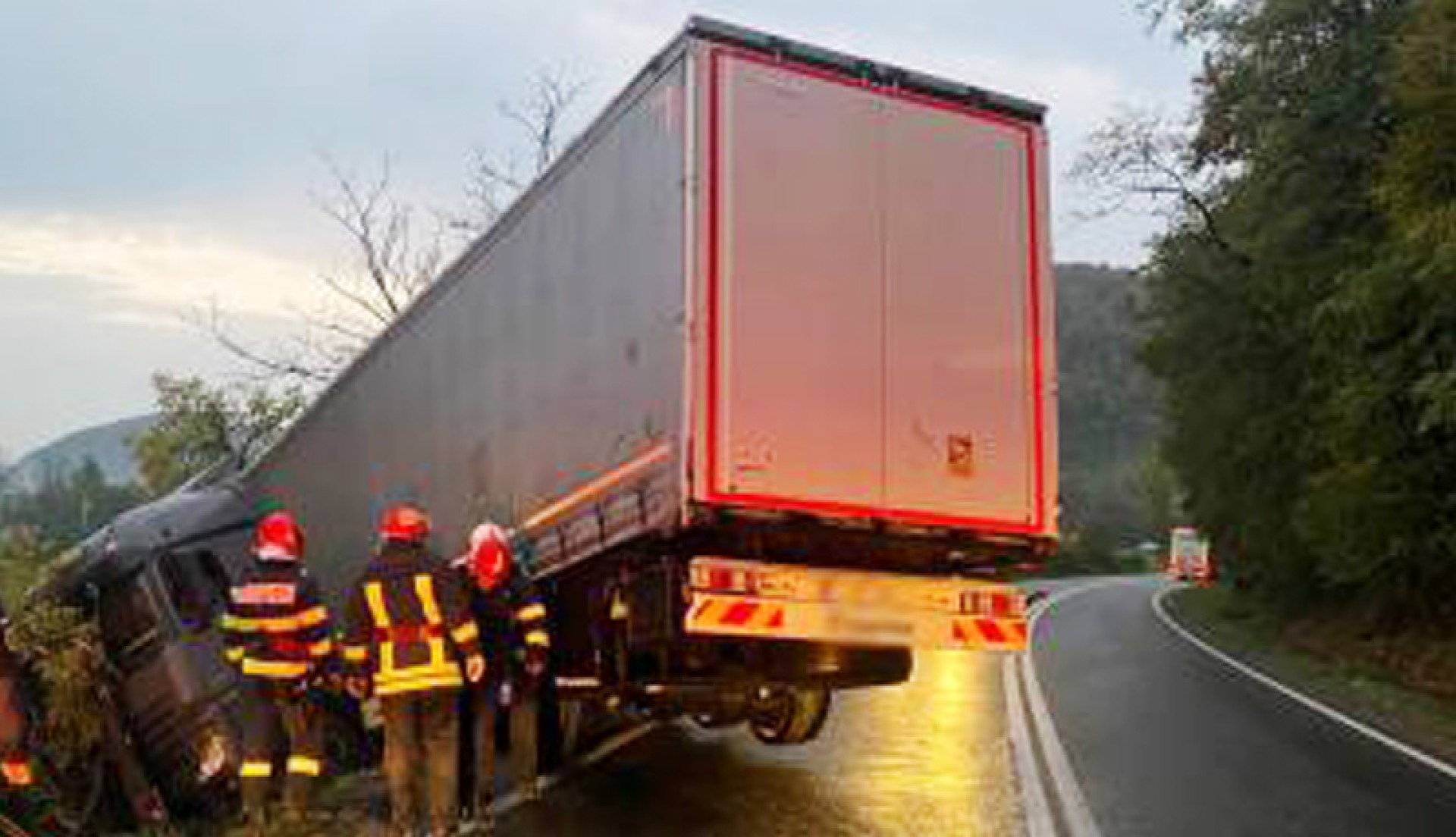 Un camion a ieșit în decor în județul Cluj