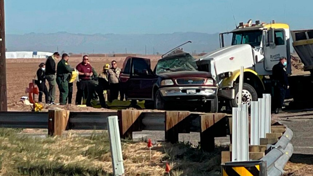 VIDEO. 15 morți după ce un camion cu pietriș a lovit un vehicul de pasageri