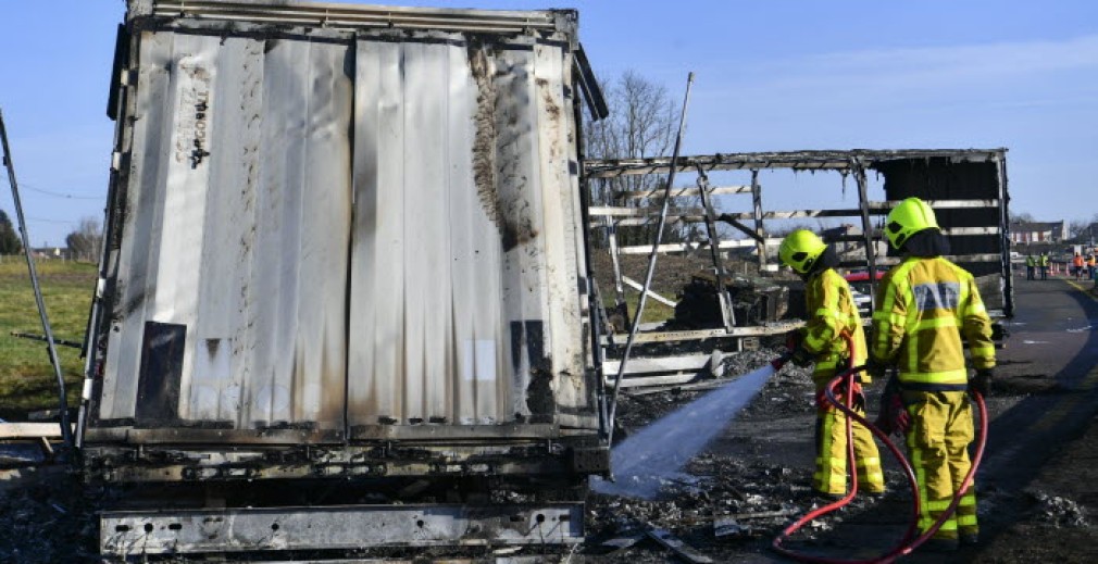 Trei morți după ce două camioane au luat foc în urma unei coliziuni