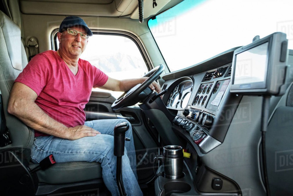Șoferii de camion pot primi diurnă neimpozabilă în valoare egală cu 3 salarii de încadrare