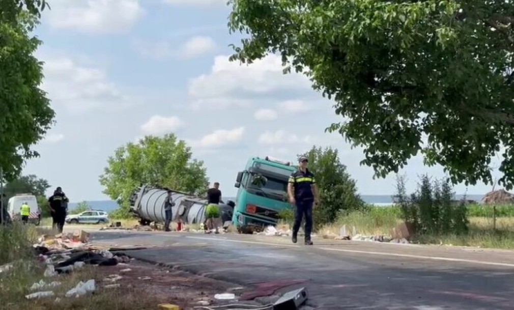 VIDEO Accident teribil între un camion și o autoutlitară