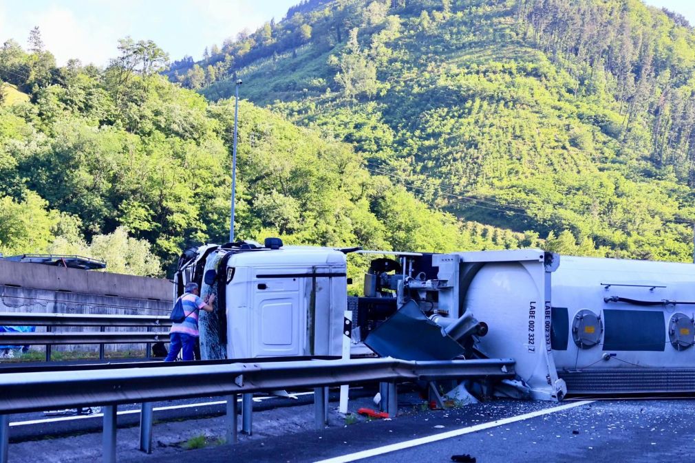 Cinci polițiști au murit într-un accident cu un camion. Au ratat ieșirea de pe autostradă