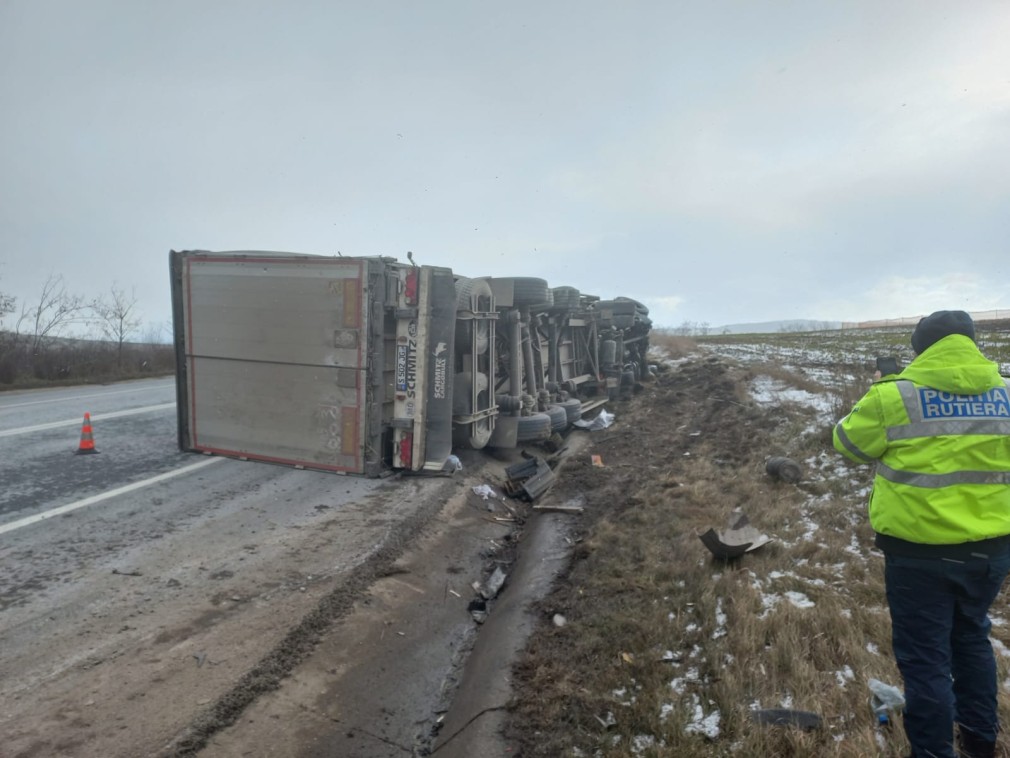Un camion s-a răsturnat pe „șoseaua morții”