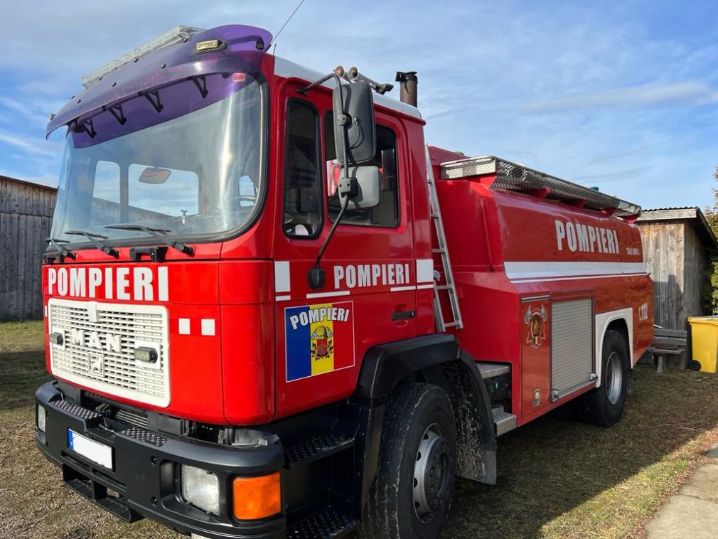 Un camion a luat foc