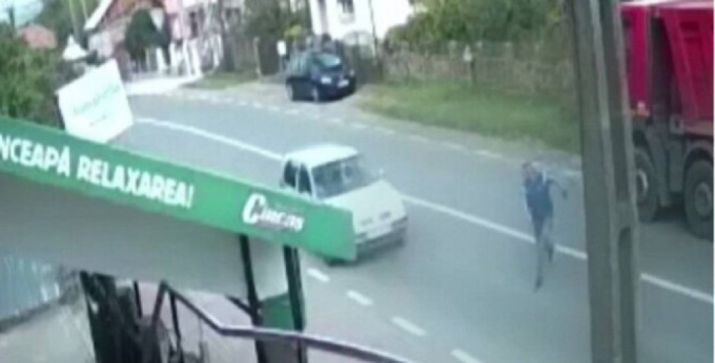 VIDEO. Șofer de camion, lovit în plin de o mașină, după ce a încercat să traverseze fără să se asigure