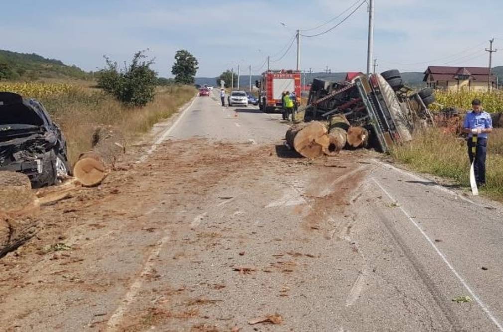 VIDEO Un autoturism a fost complet distrus de buștenii căzuți dintr-un camion