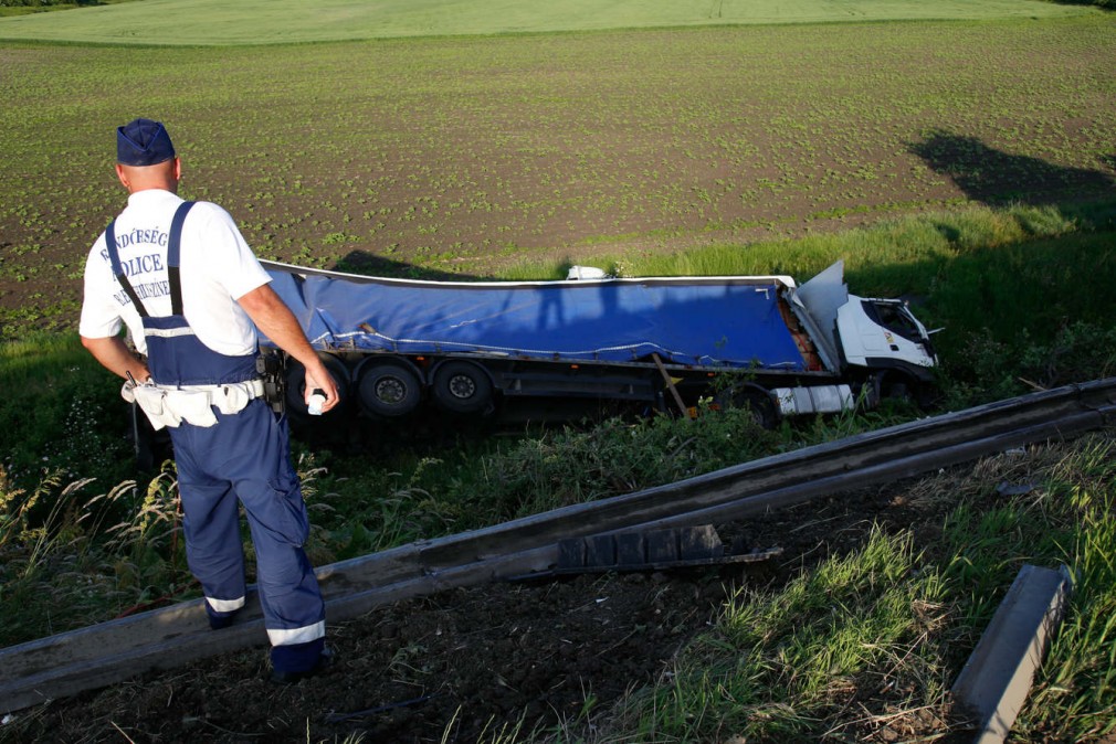 Trei morți după ce un camion românesc a intrat în coliziune cu un microbuz