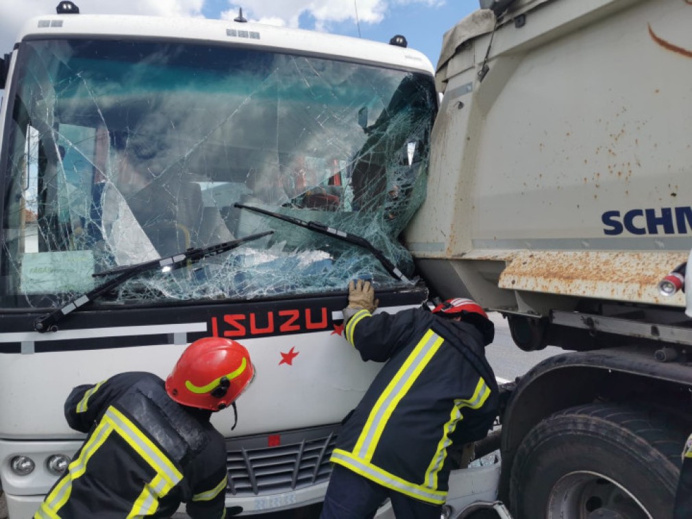Accident pe DN1, între un camion și un autocar care transporta copii