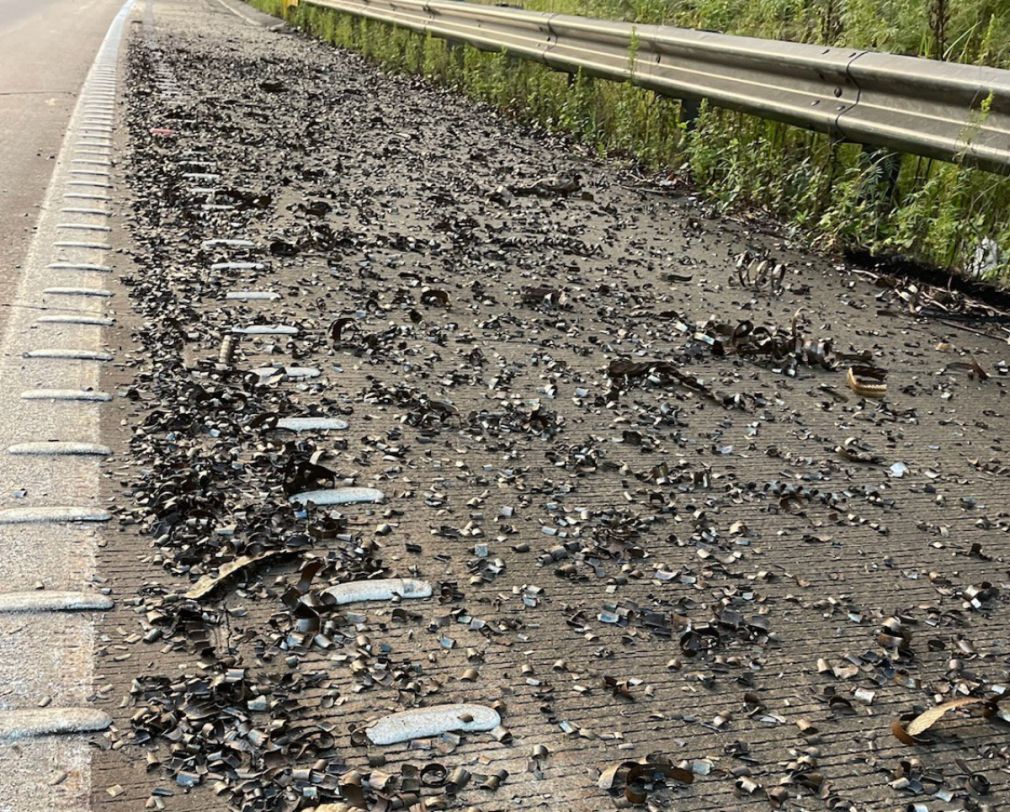 300 de autoturisme au făcut pană după ce un camion a pierdut kilograme de cuie