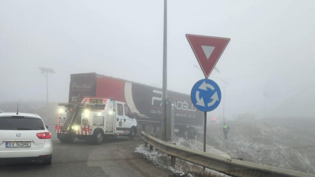 Un camion turcesc a distrus parapetul metalic la Suceava