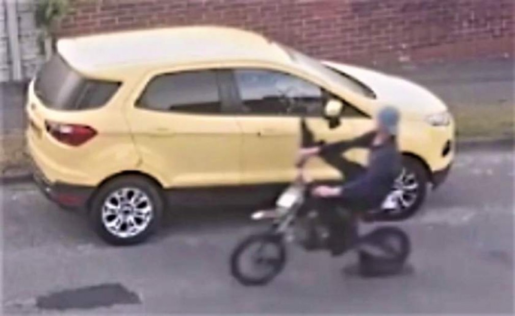 VIDEO: Scuteristul carea rupea oglinzile maşinilor, spulberat de un Punto