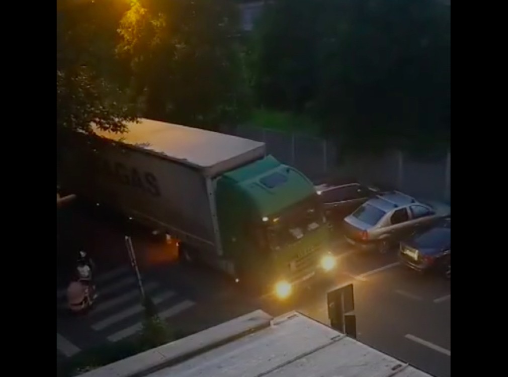 VIDEO. 3 camioane grele, în marșarier pe o străduță cu sens unic din Sibiu