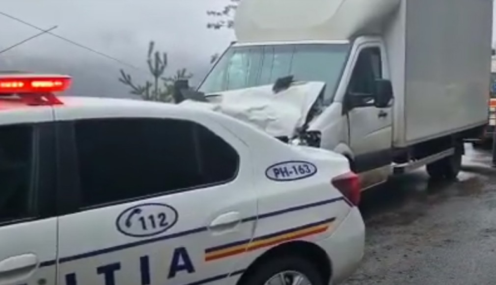 VIDEO. Impact între un camion ușor și un autoturism în zona Posada