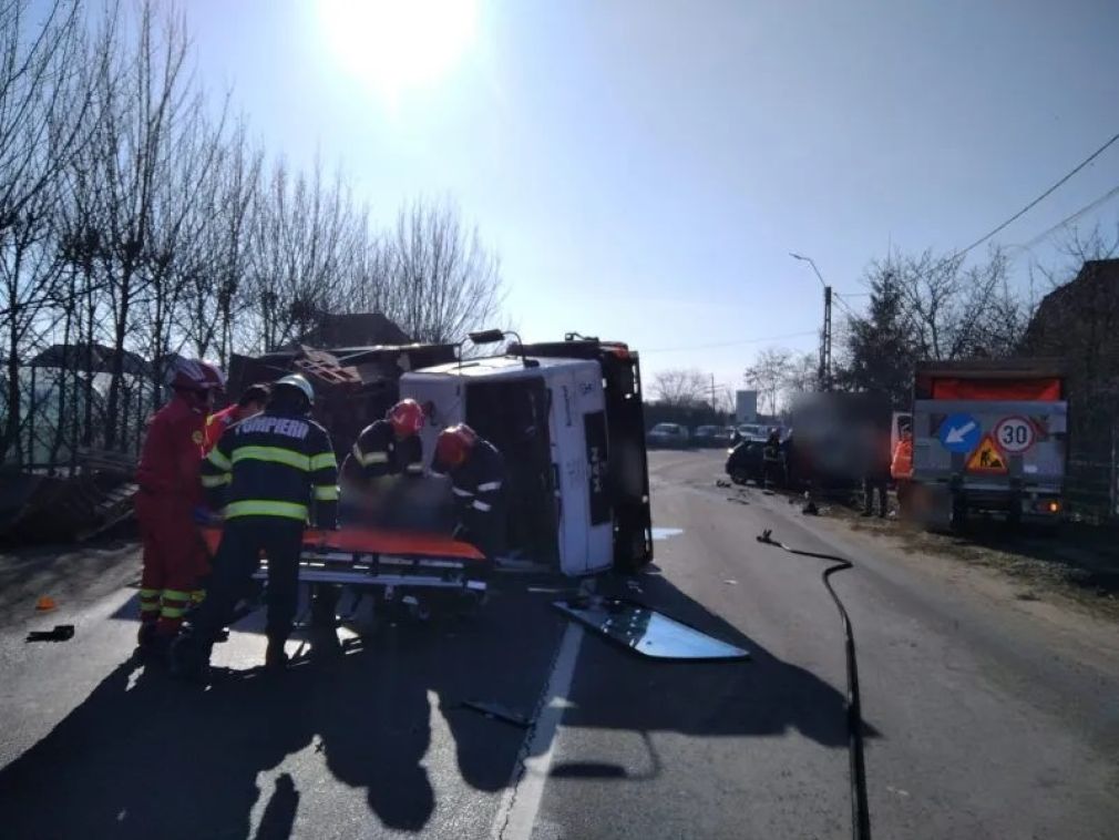 Impact între un camion și un autoturism. Se intervine de urgență