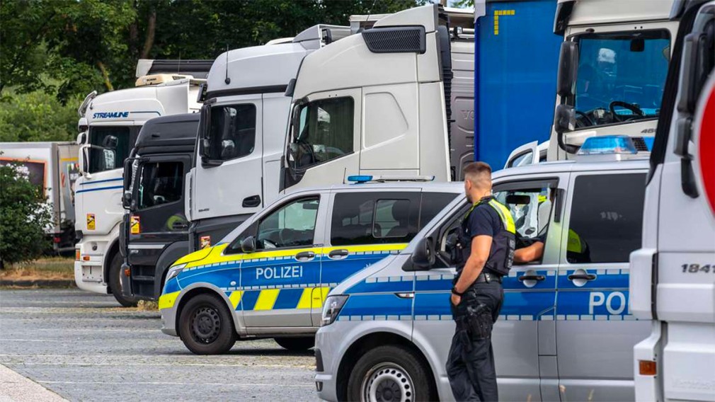 Un camion românesc, scos de pe șosea și trimis la fier vechi de poliție