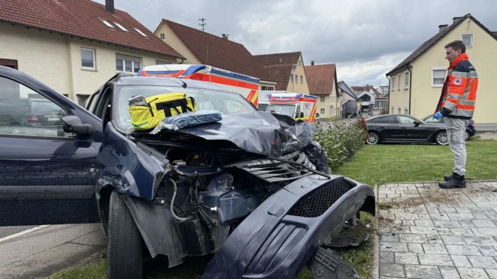 Germania: Doi copii răniți după ce Dacia în care se aflau a lovit remorca unui camion