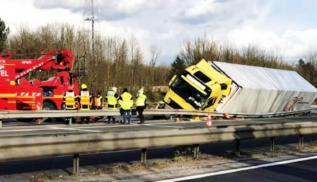 VIDEO: Franța. Șofer profesionist român, beat la volan și camionul răsturnat
