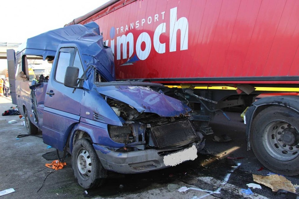 Doi moldoveni au murit și șase au fost grav răniți, după ce microbuzul lor a intrat sub un camion