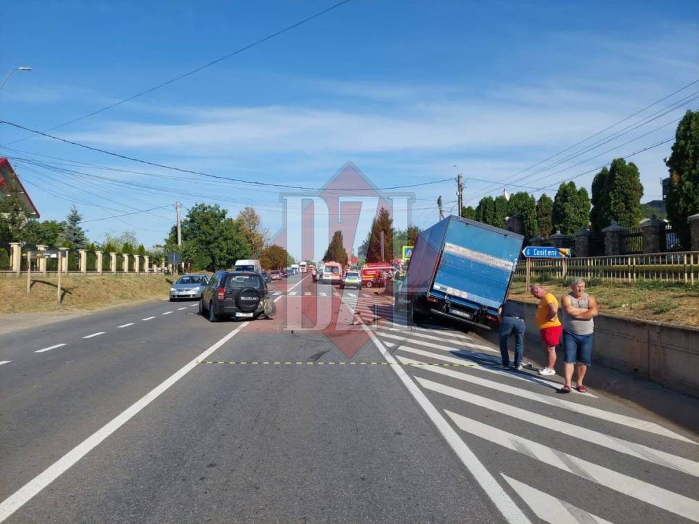 Mașină de teren, izbită violent de un camion, în apropierea unei treceri de pietoni