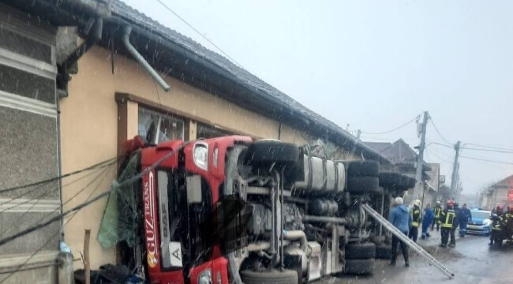 Șofer de 60 de ani, beat, s-a răsturnat cu un camion în Brașov