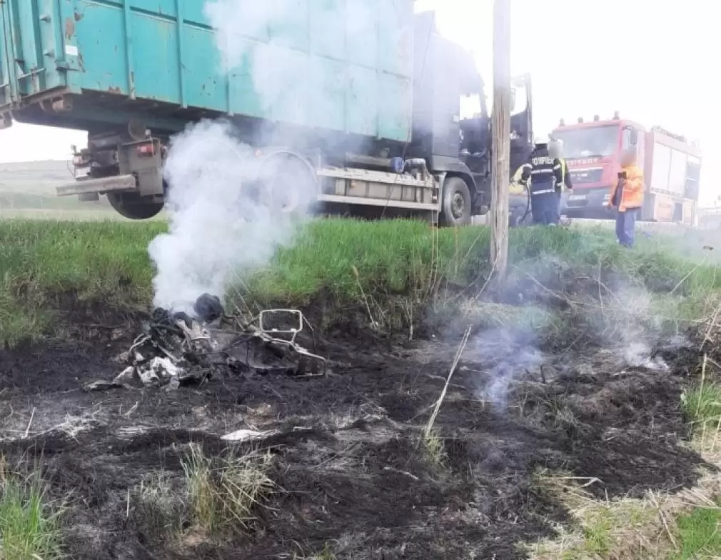 VIDEO Un șofer de motocicletă a intrat pe contransens și a izbit un camion. A decedat