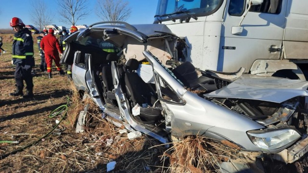Doi copii și tatăl lor, decedați după cer au izbit un camion