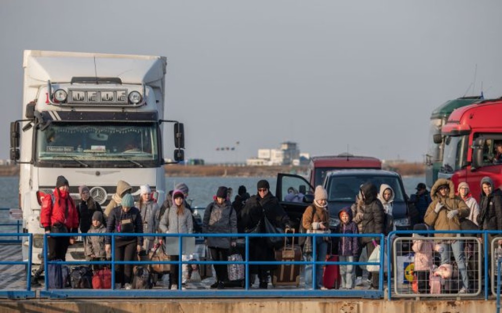 Camioane cu ajutoare pentru Ucraina, taxate când trec Dunărea cu bacul la Isaccea