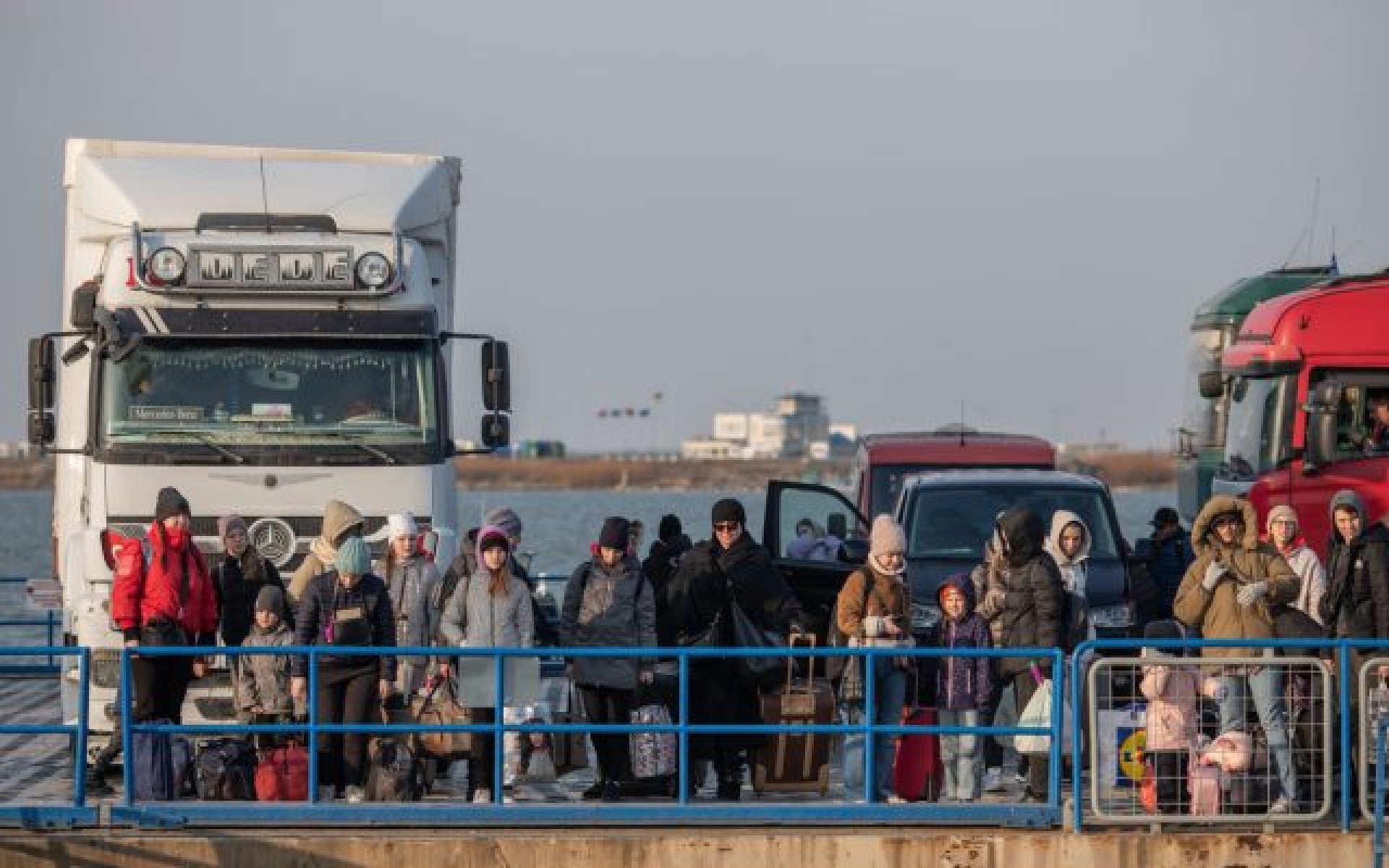 Camioane cu ajutoare pentru Ucraina, taxate când trec Dunărea cu bacul la Isaccea