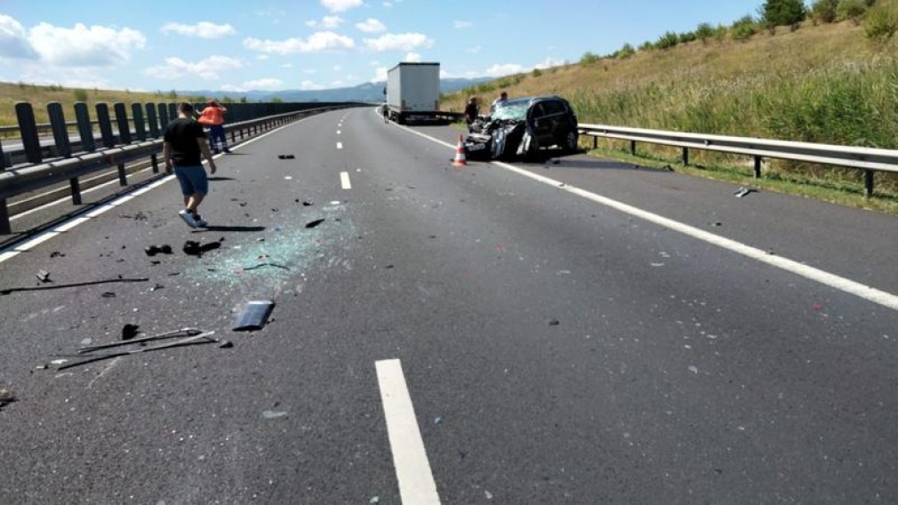 Grav accident un SUV și un camion pe autostradă. Cinci persoane au fost rănite