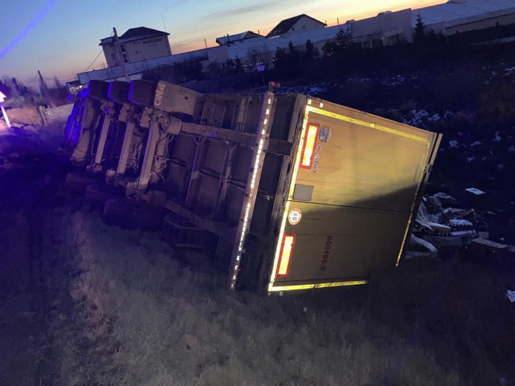 Un camion încărcat cu bere s-a răsturnat pe Centura de Nord a Craiovei