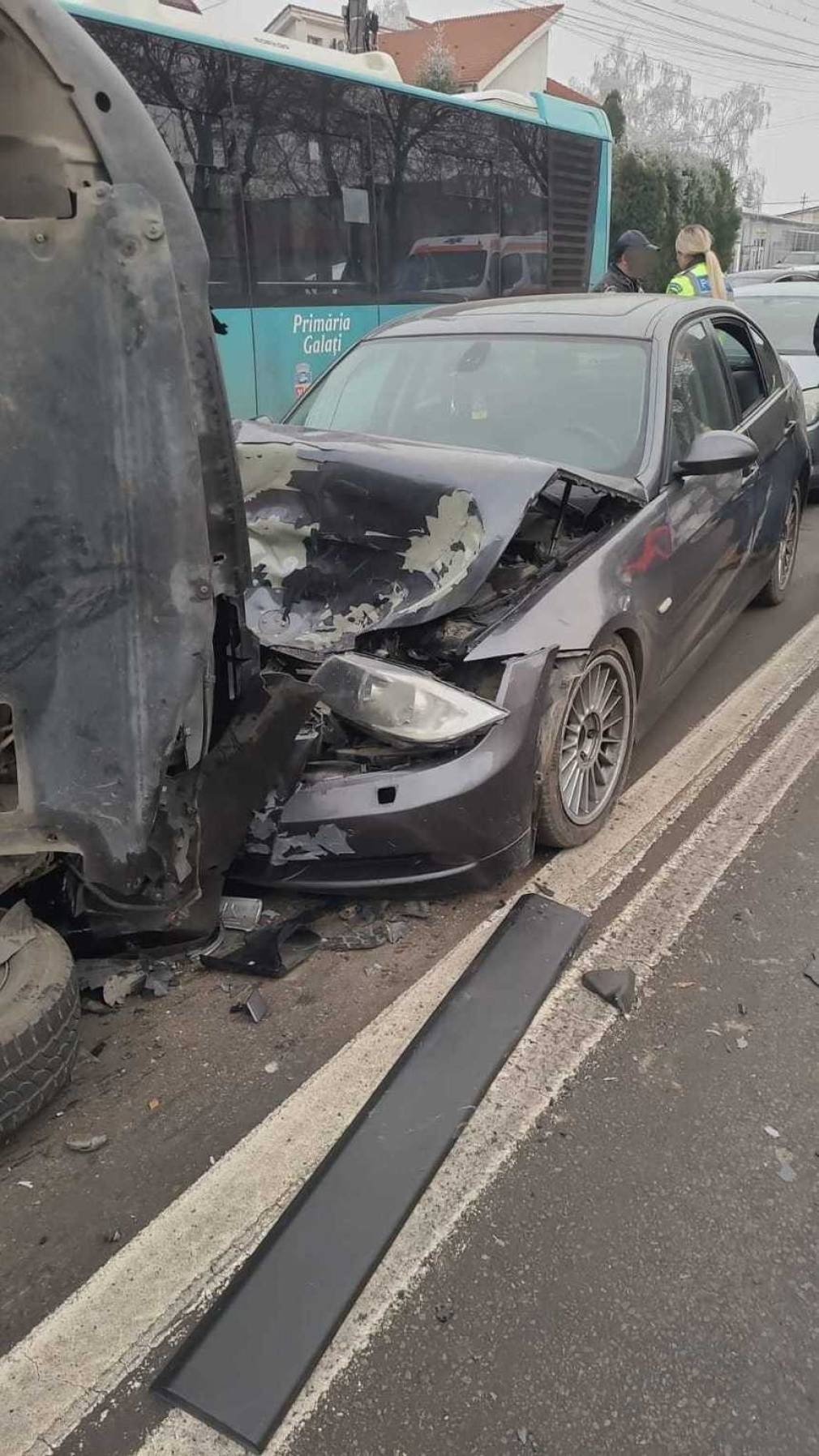 Accident în lanţ cu o ambulanţă, un autobuz şi trei autoturisme