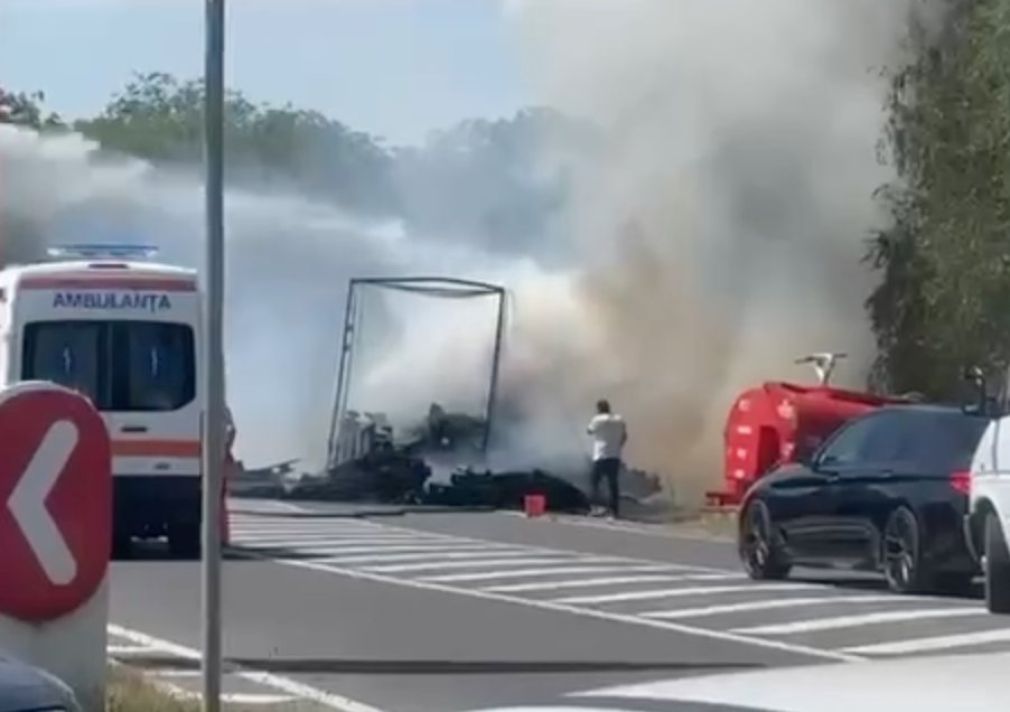 Un camion cu lemne a ars integral