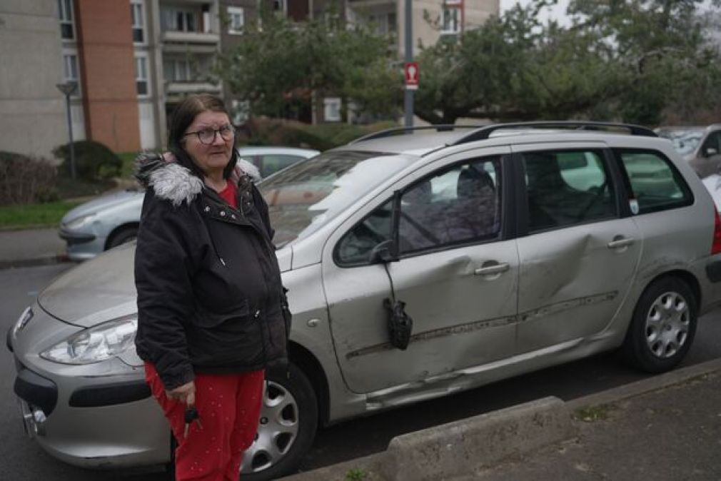 VIDEO „A intrat în viteză și a distrus mașinile”. Un camion face praf 25 de vehicule