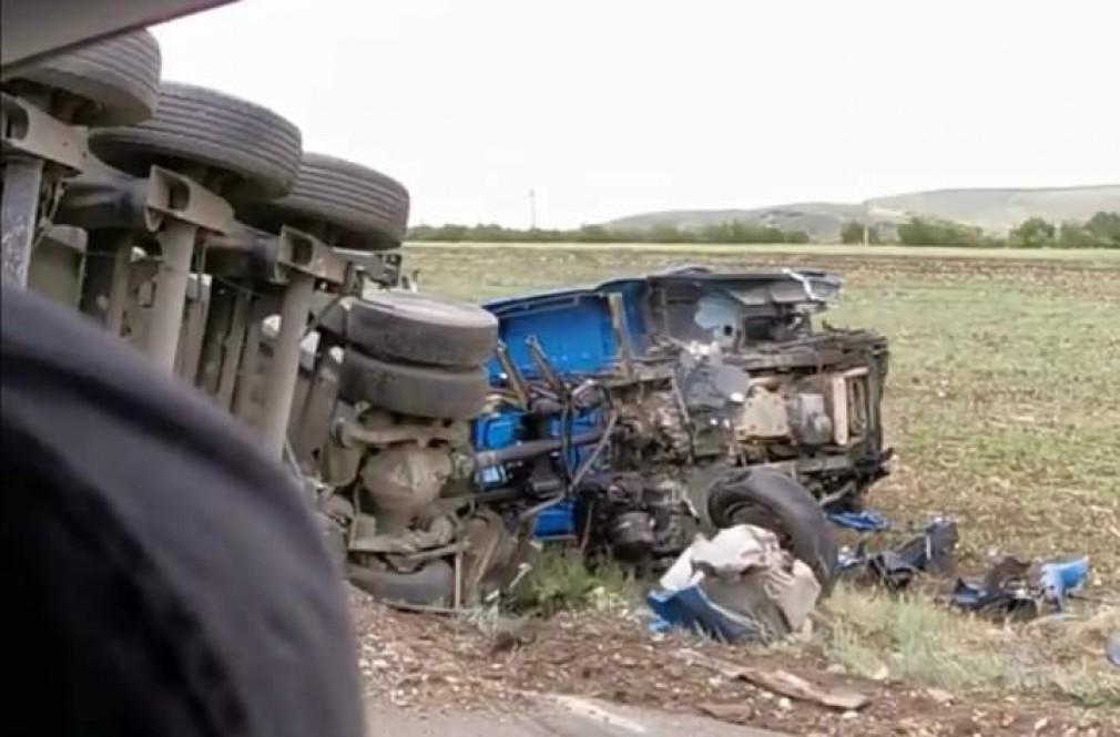 VIDEO. Accident grav lângă Iași. Un camion s-a răsturnat