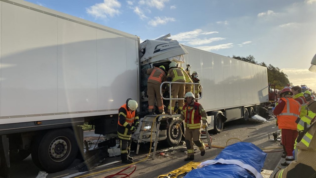VIDEO. Accident cu cinci camioane pe o autostradă în Germania: un șofer mort, altul în stare critică